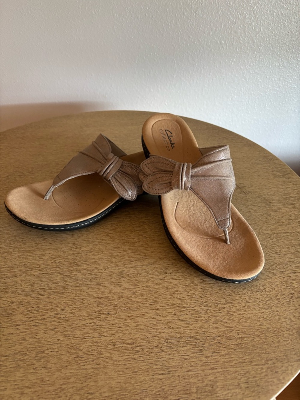 Clarks Collection Laurieann Rae thong taupe metallic Size 8 W